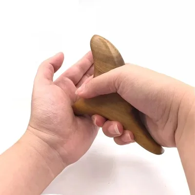Outil de massage triangulaire en bois – image 3